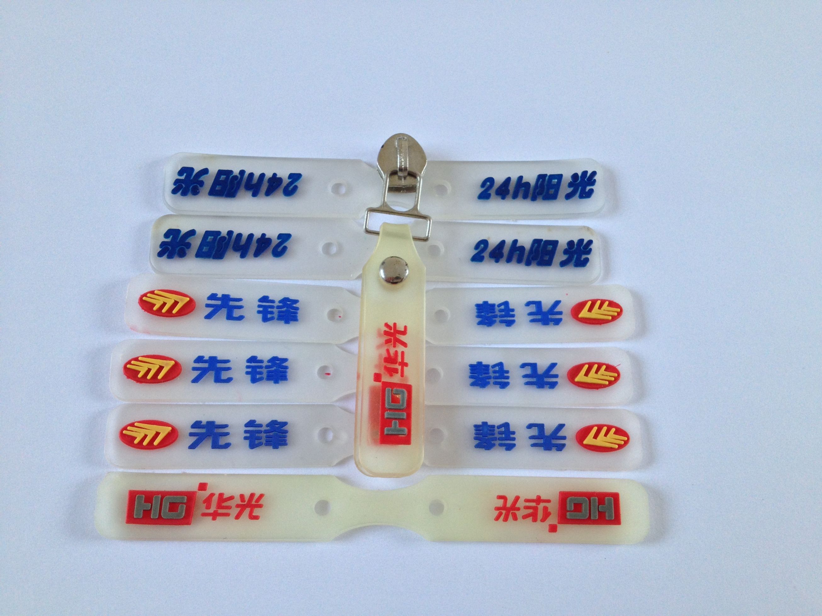 Flower rope two-color luggage garment injection molding translucent pull piece zip tail head 9