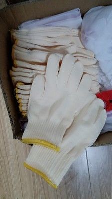Warm gloves, face masks, hats in a variety of colors2 thumbnail