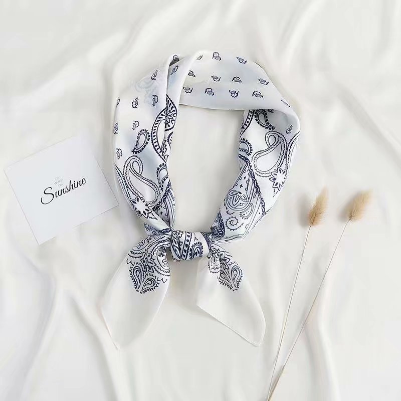 Square Scarf 70Cm Print Fashion Women's Silk Scarf Classic Cashew Nut Print Application Scenario