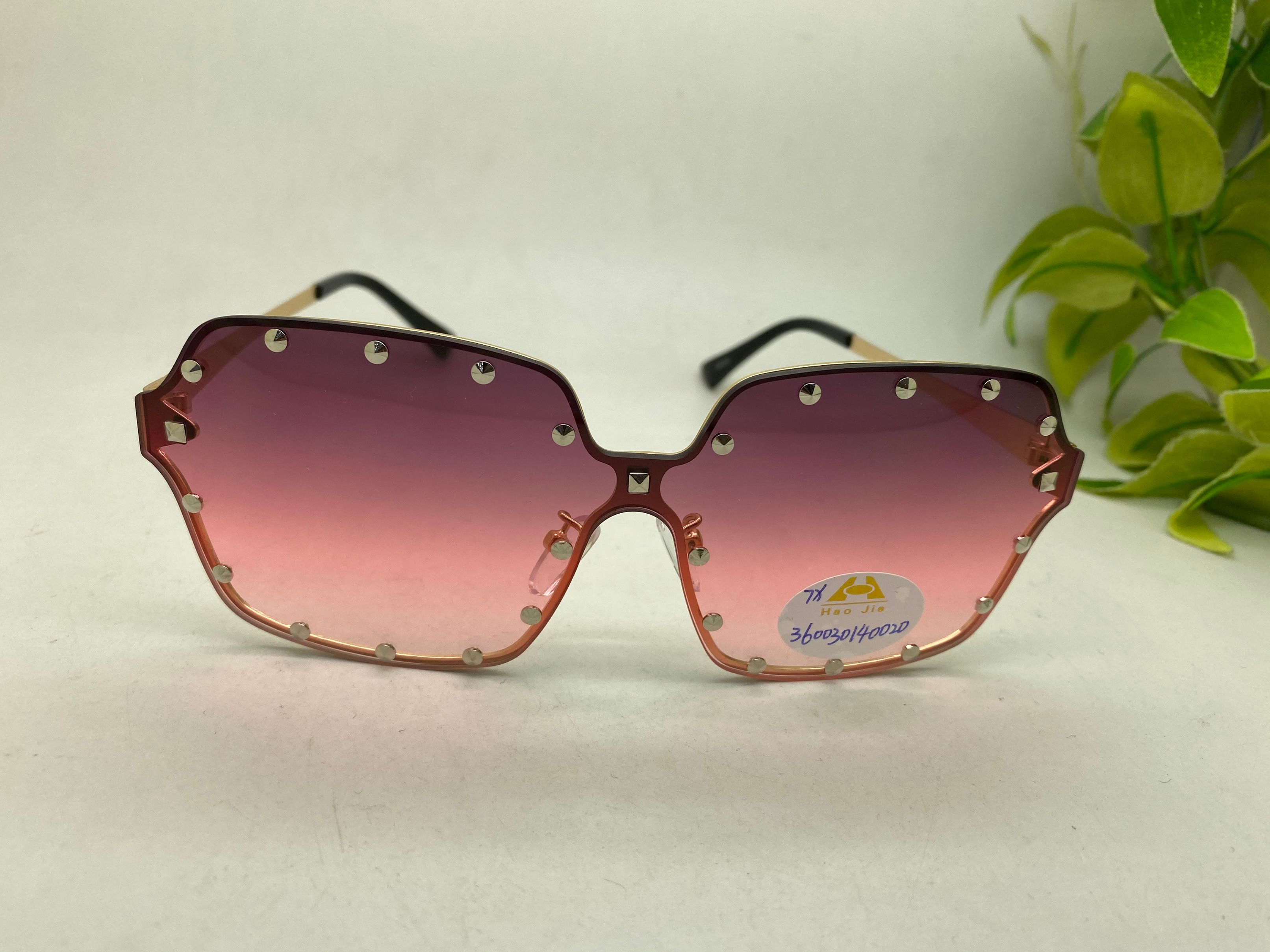 36003 New sunglasses rivets popular European and American frame features