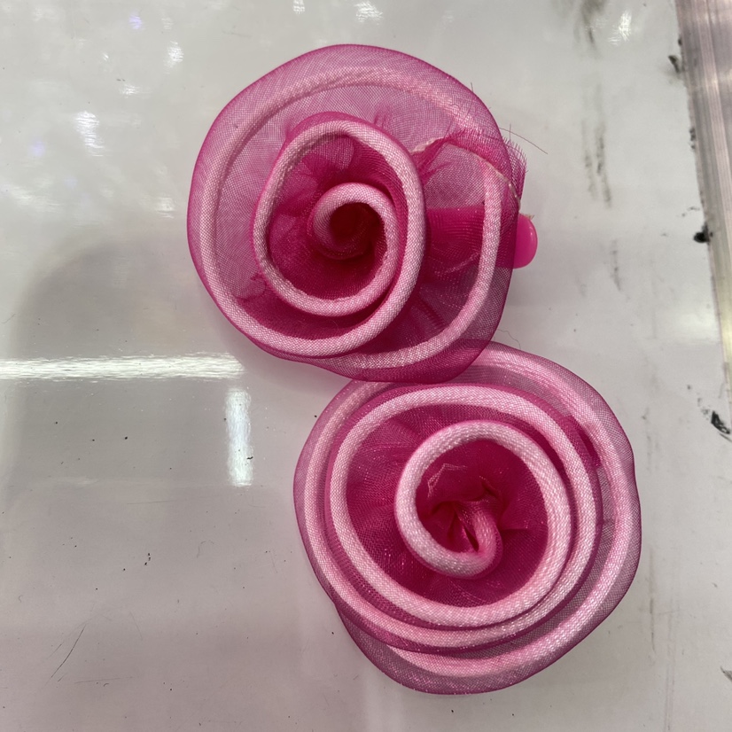 Super cute cream-based children's hair clips that won't damage the hair of girls and babies. Duckbill clips and small hair clips
