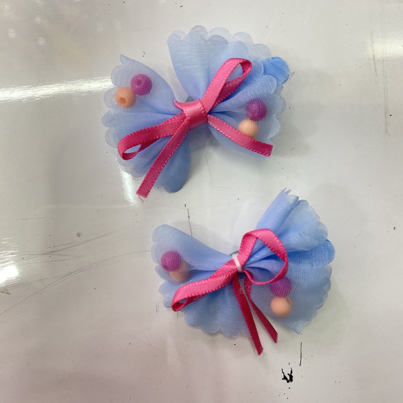 Children are selling cute hair accessories with sprouting cards