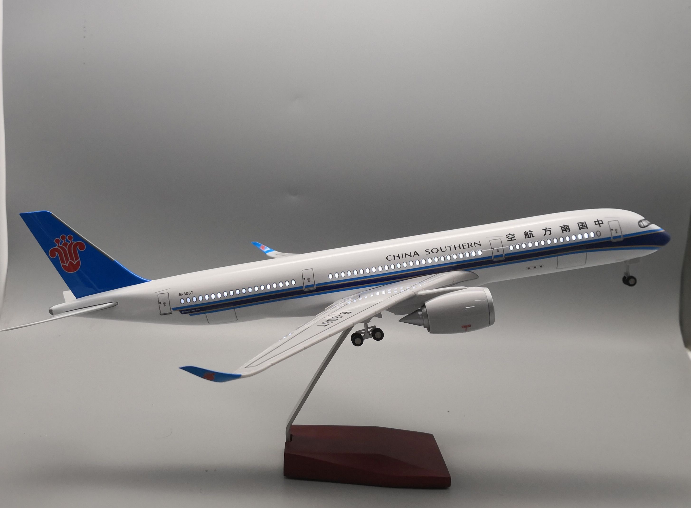 飞机模型（中国南方航空A350 LED声控飞机模型）树脂飞机模型产品图