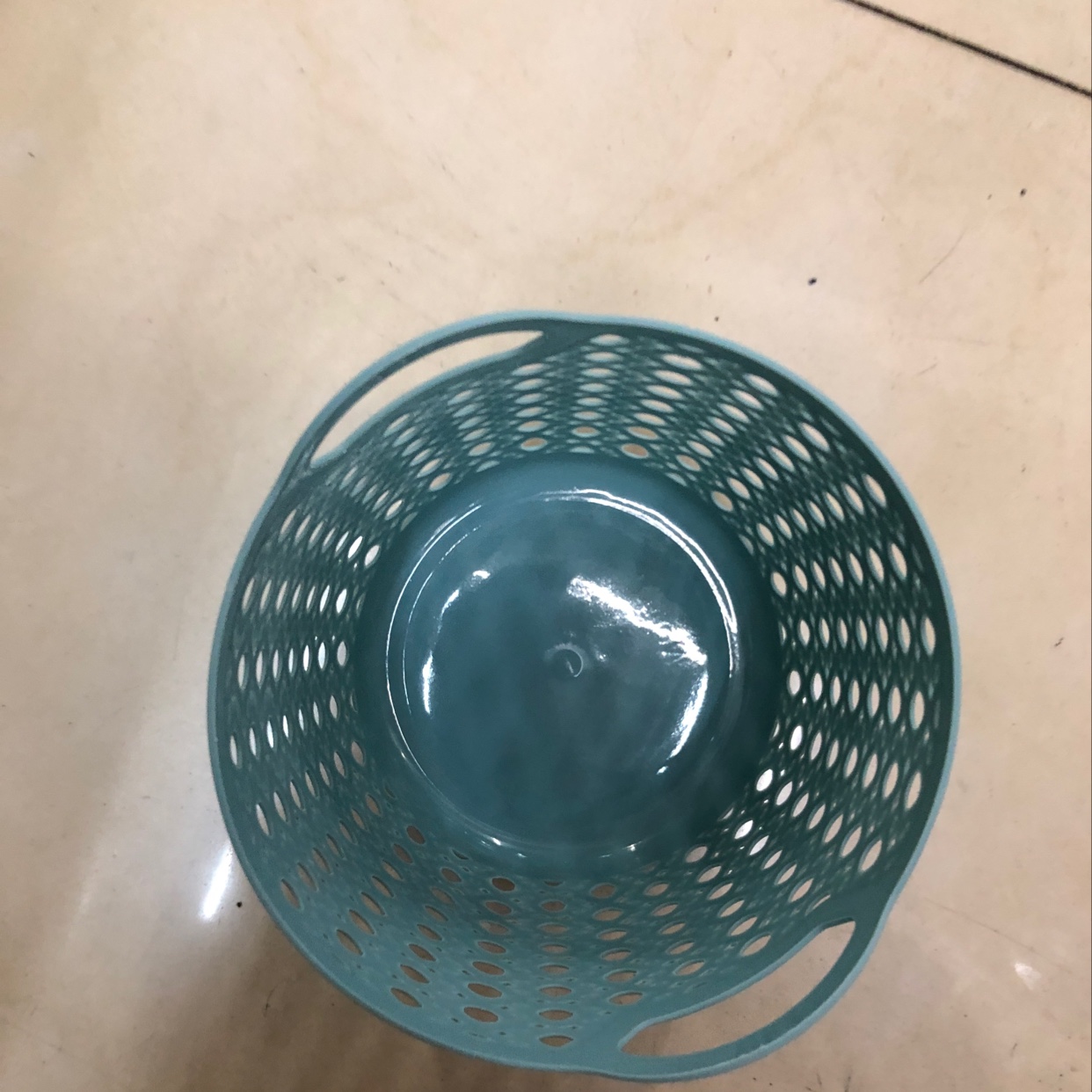 سلة بلاستيكية