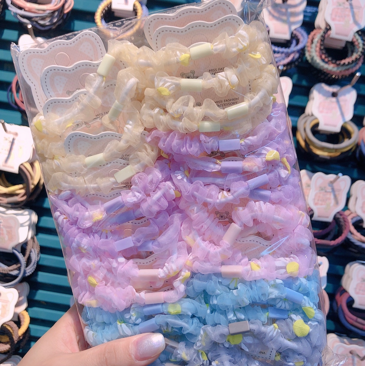 Two gauze hair bands, each with 20 clips