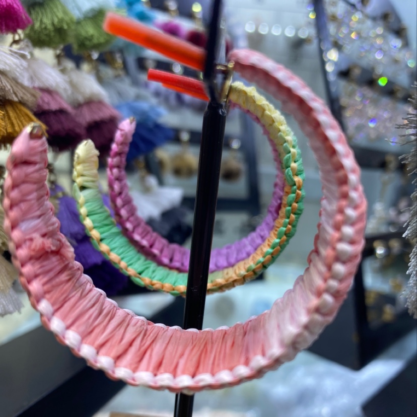 拉菲草C形耳环细节图