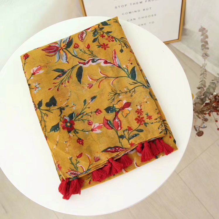 A large, versatile and thin polyester scarf for women with printed patterns Application Scenario