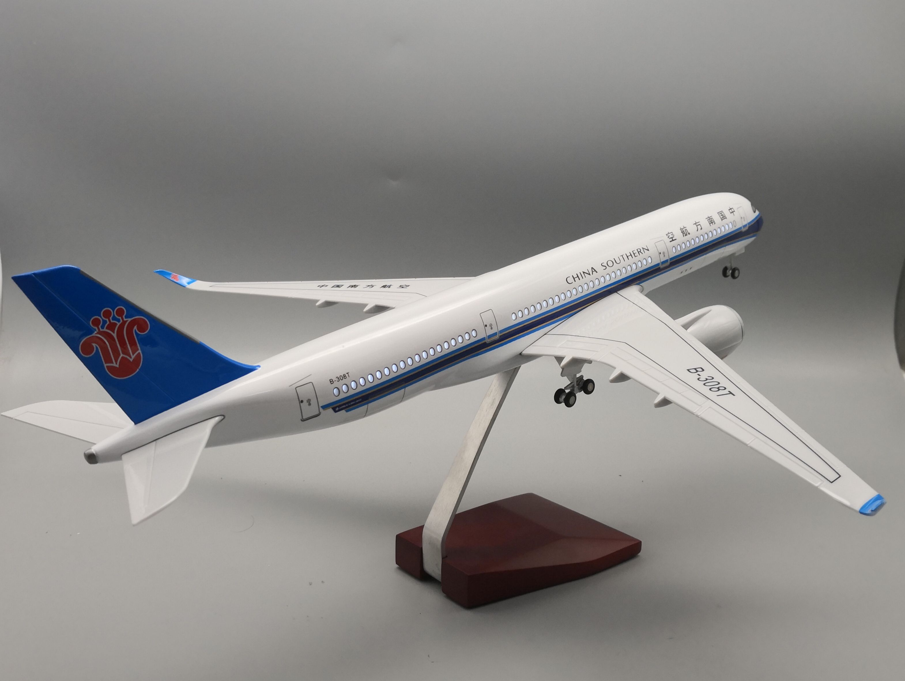 飞机模型（中国南方航空A350 LED声控飞机模型）树脂飞机模型白底实物图