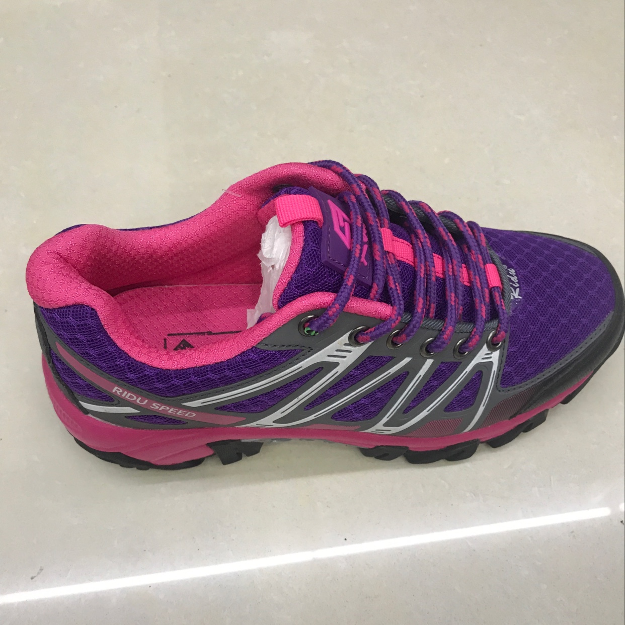 Sports shoes