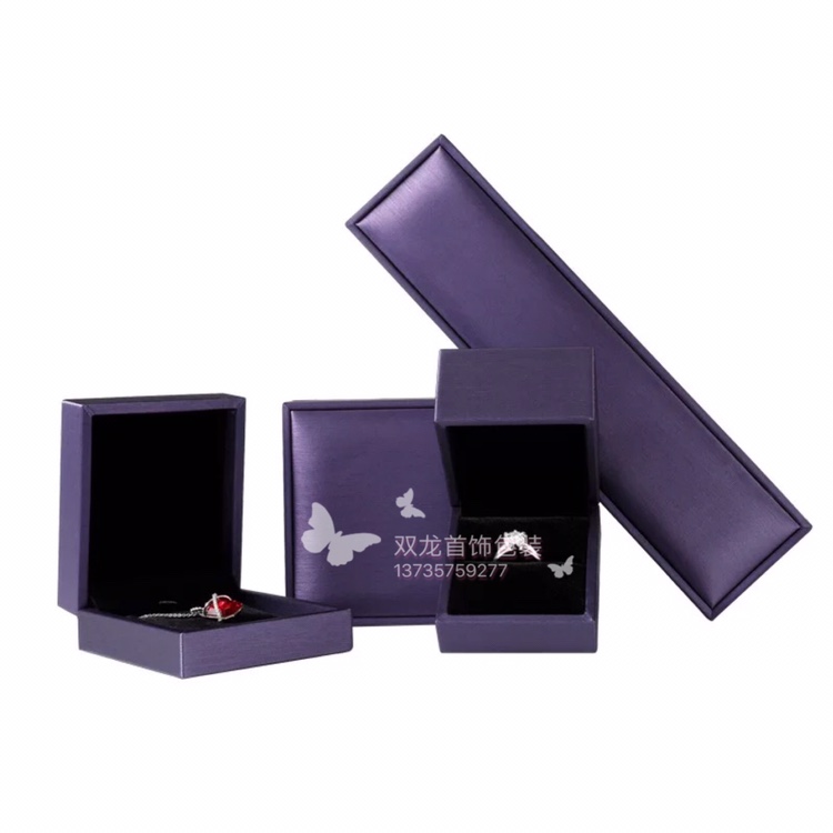 直角凸边拉丝手镯盒白底实物图