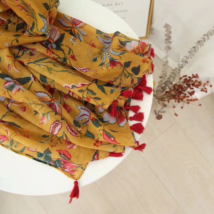 A large, versatile and thin polyester scarf for women with printed patterns Specification image