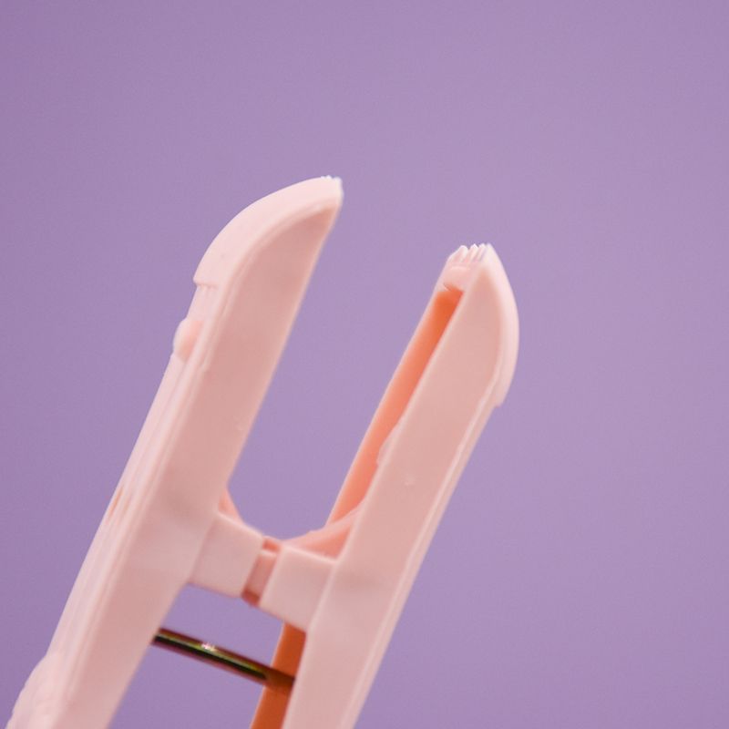 Non-Trace Windproof Clip Multi-Functional Clothes-Drying Clip 12 Plastic Durable Clip Manufacturers Direct Sales Application Scenario