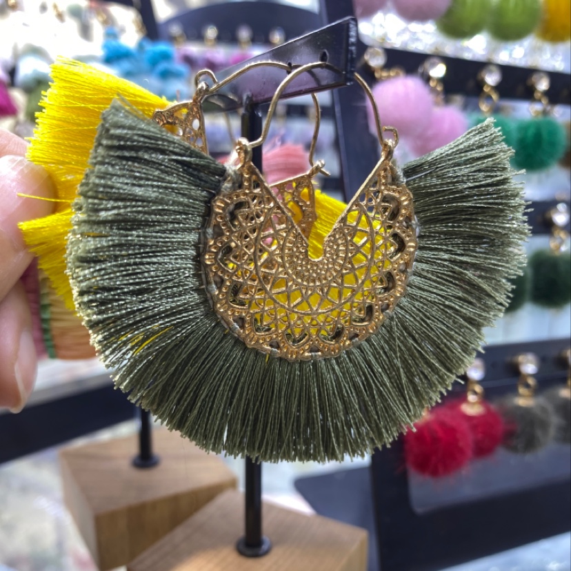 流苏排线耳环细节图