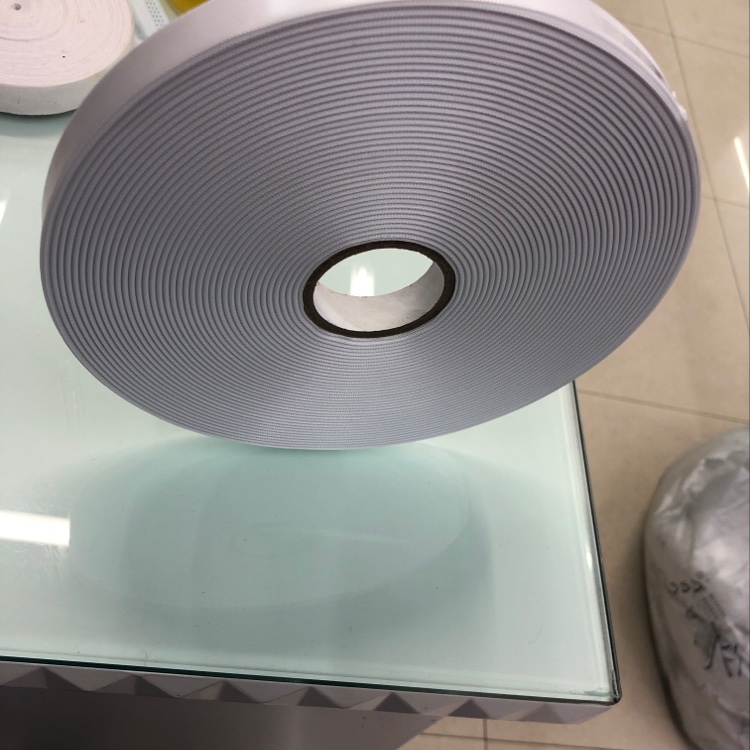 白色钩边带