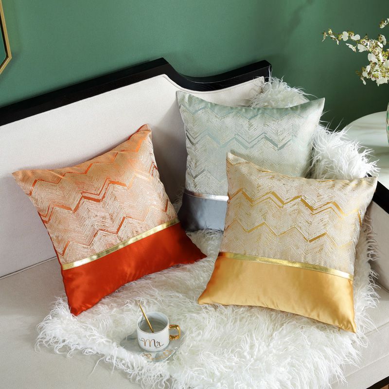 The light luxury leather sofa cushions are simple and modern. The headboard of the living room has a large waist cushion. The pillow cover on the bed has no core