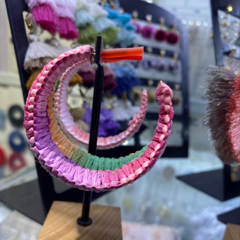 拉菲草C形耳环产品图