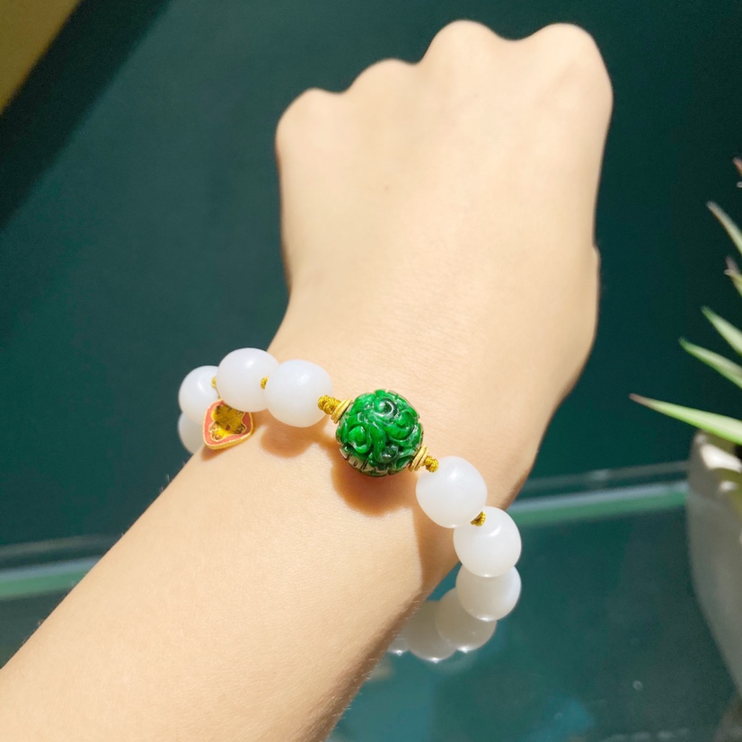Hetian jade gold bracelet
The abacus hetian jade design matches the gold high-grade gift jewelry