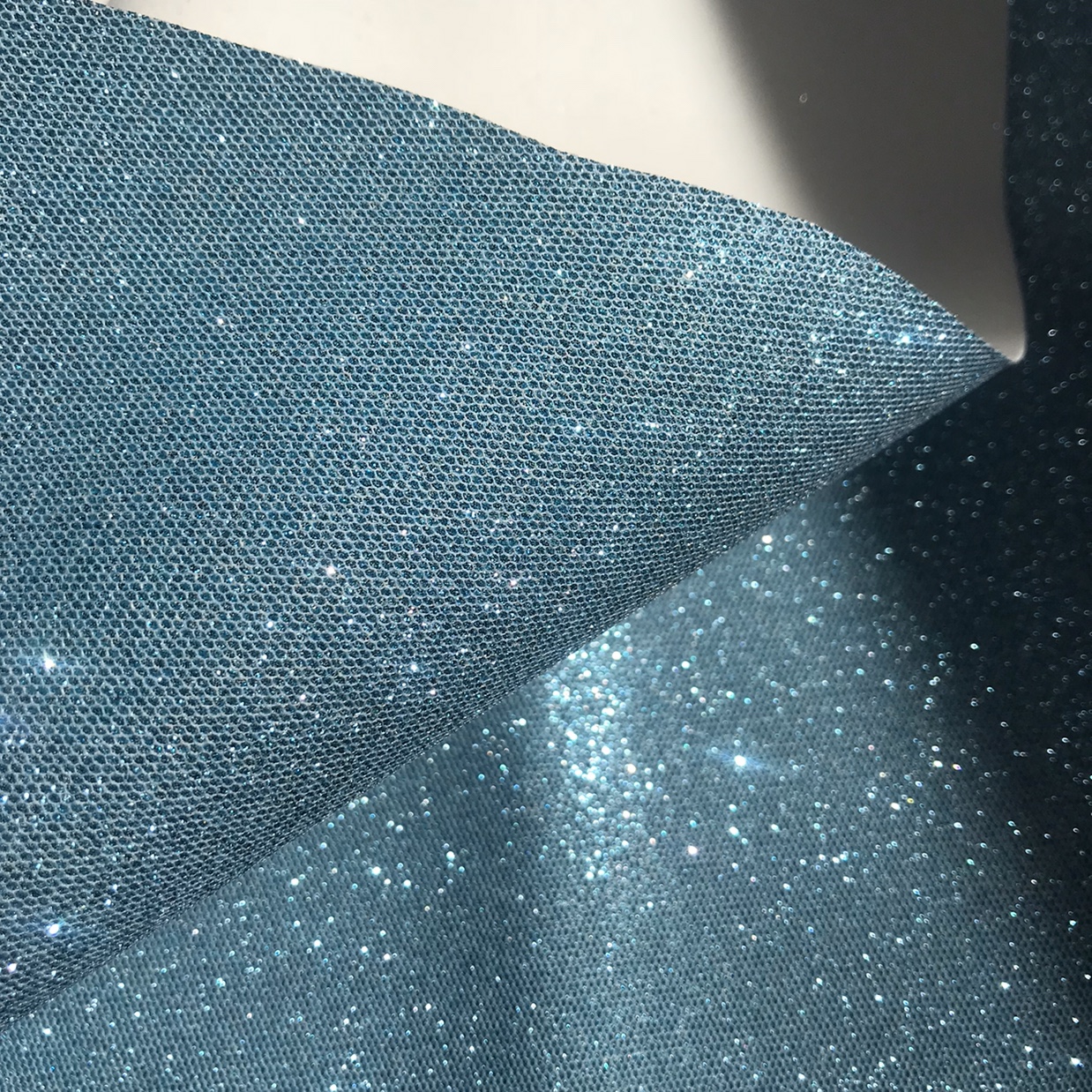 Sprinkle scallion powder, laser iridescence hexagonal mesh, PU Gree shoe material, sequined luggage, artificial leather Application Scenario