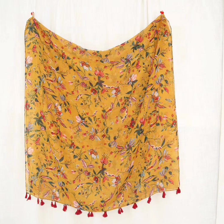 A large, versatile and thin polyester scarf for women with printed patterns