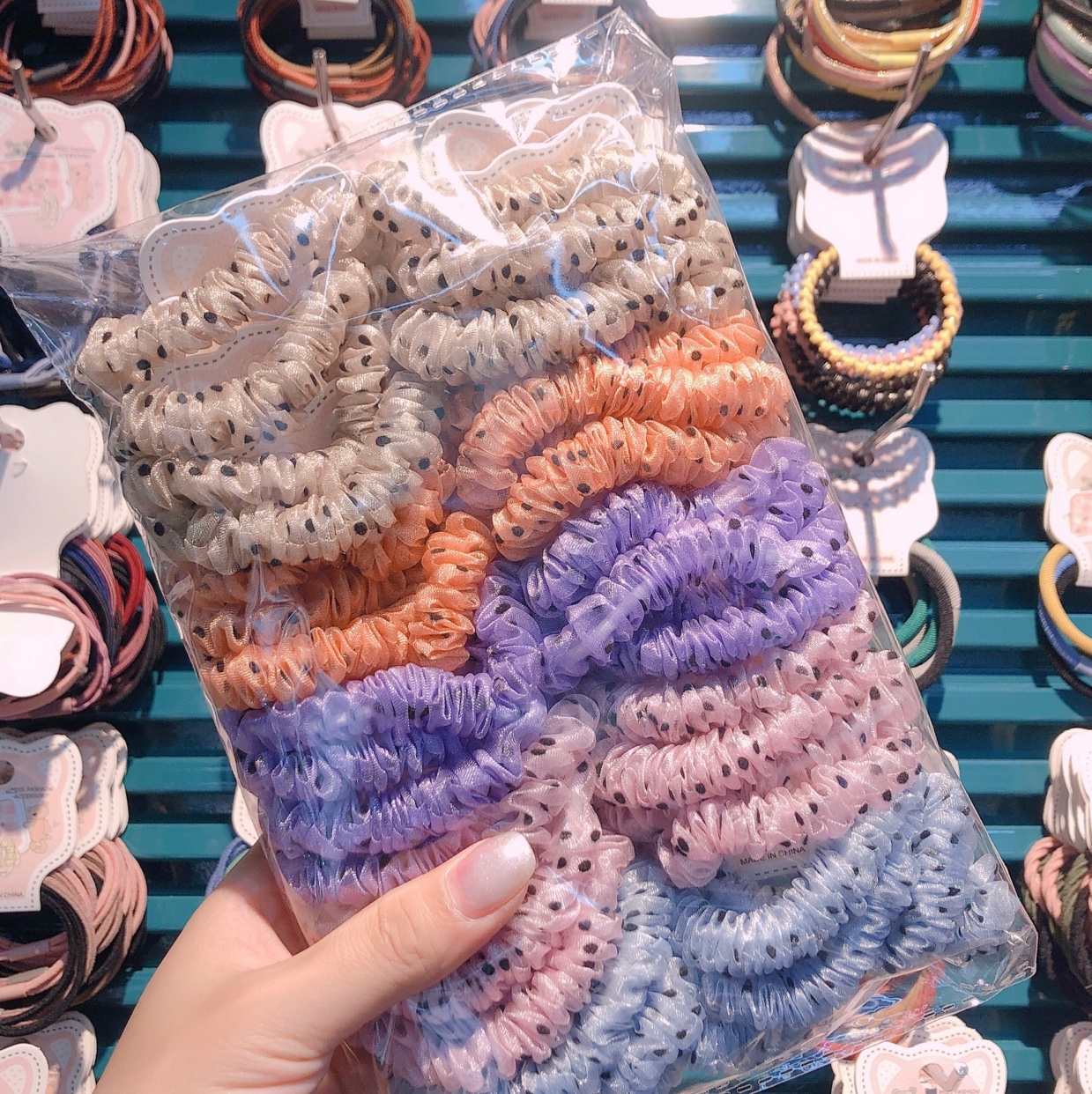 Two gauze hair bands, each with 20 clips Item Picture