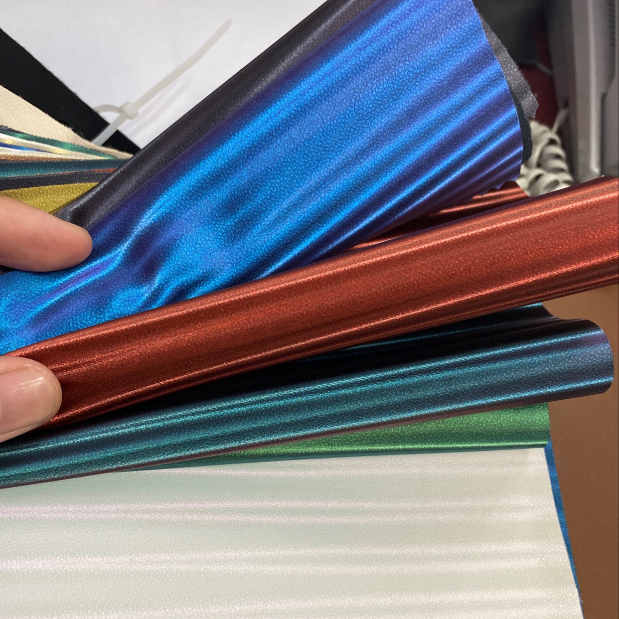 磨砂羽绒服皮革面料表面磨砂真材实料质量好PVC