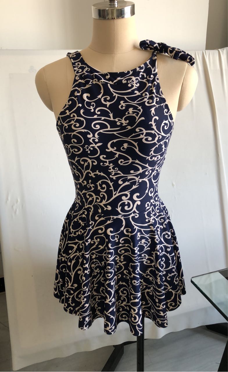 绑脖一字领平角连体裙泳衣