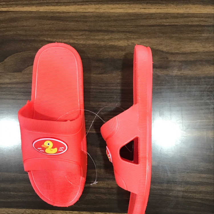 Little yellow duck in women's slippers details Picture