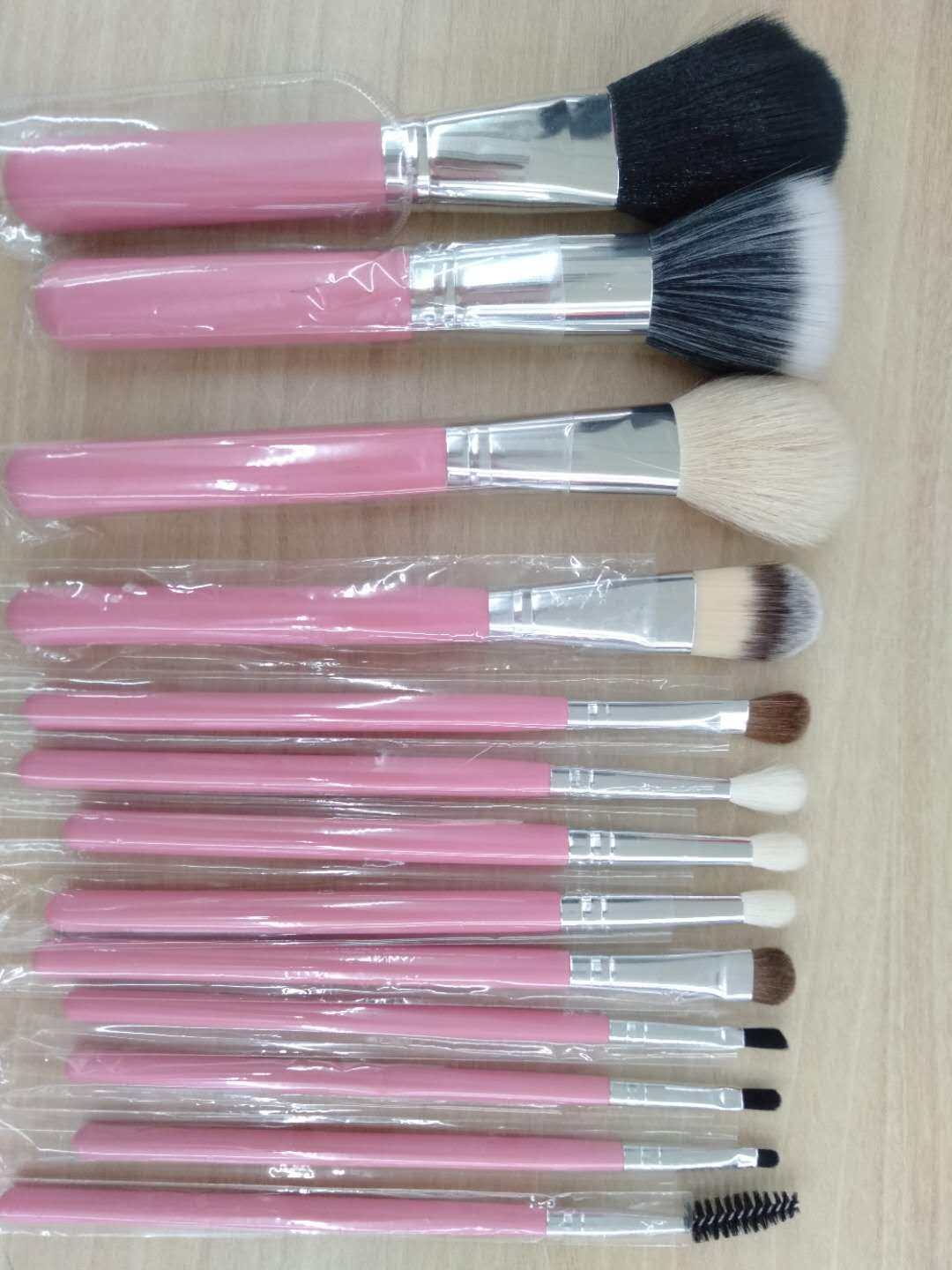 13 sets of makeup brushes, blush brushes, gloss brushes, facial masks, and eyelash curlers full figure