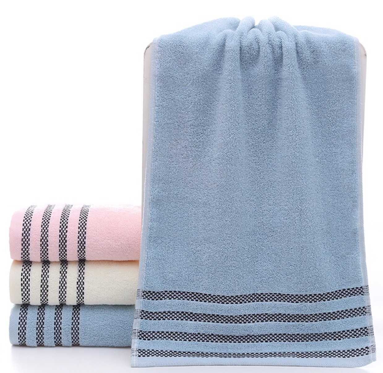Four plain towels details Picture