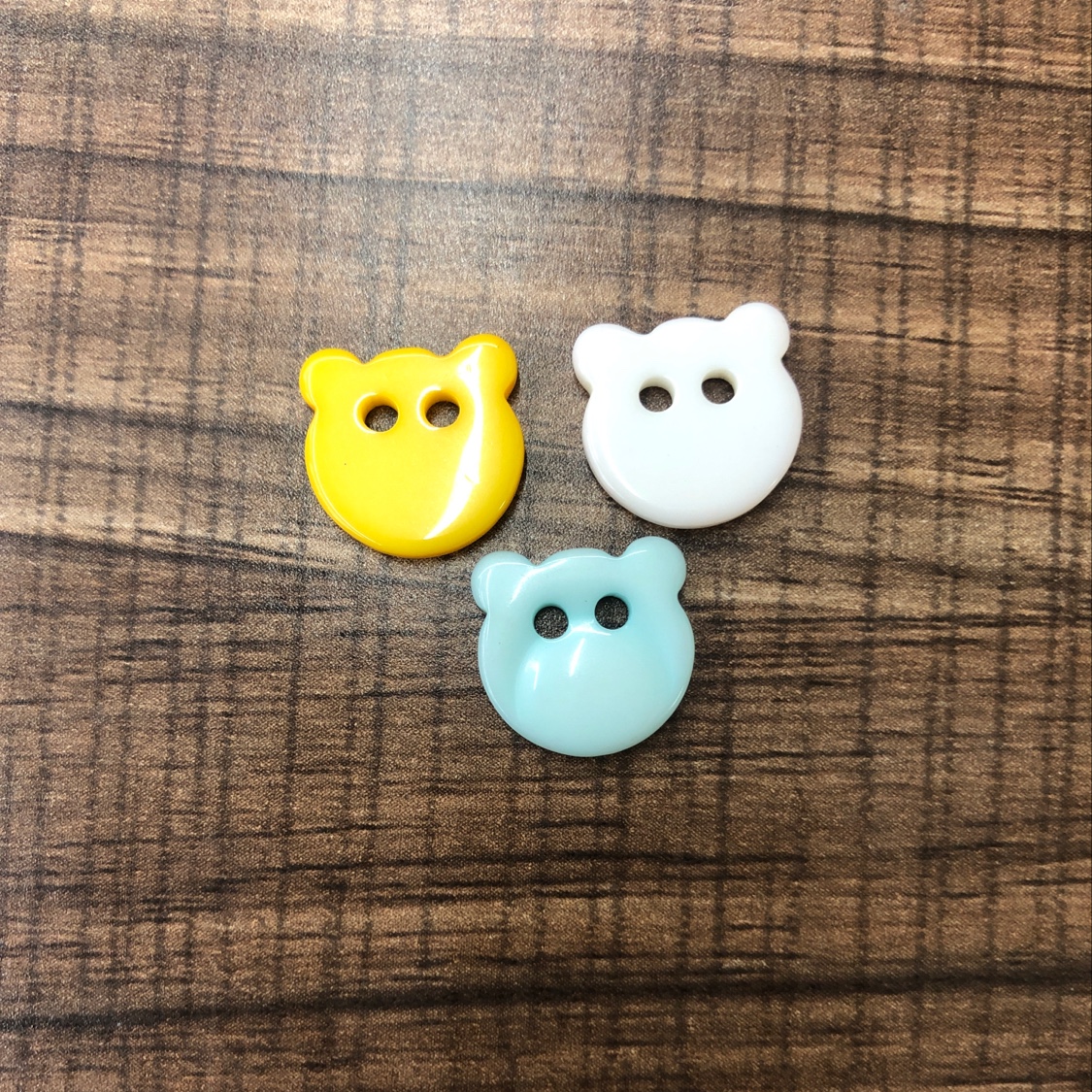 Two-eyed bear head buttons in many colors details Picture