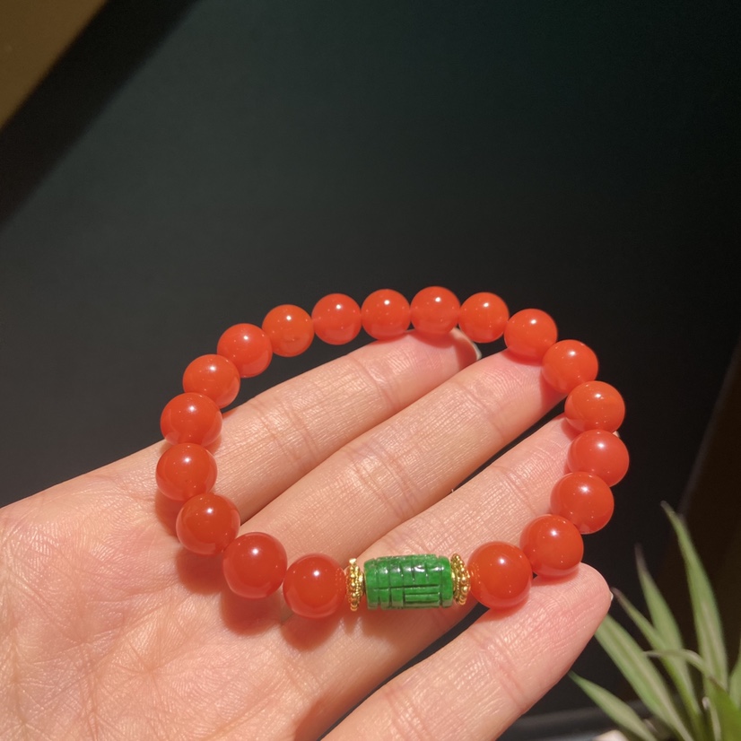 9mm south red bracelet with good color density and high emerald dry green thumbnail