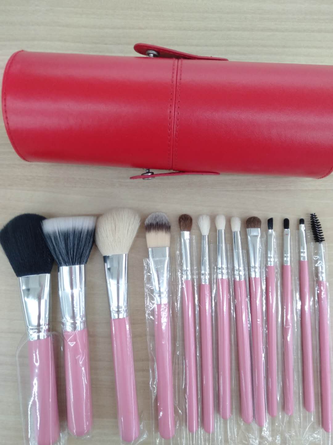 13 sets of makeup brushes, blush brushes, gloss brushes, facial masks, and eyelash curlers details Picture