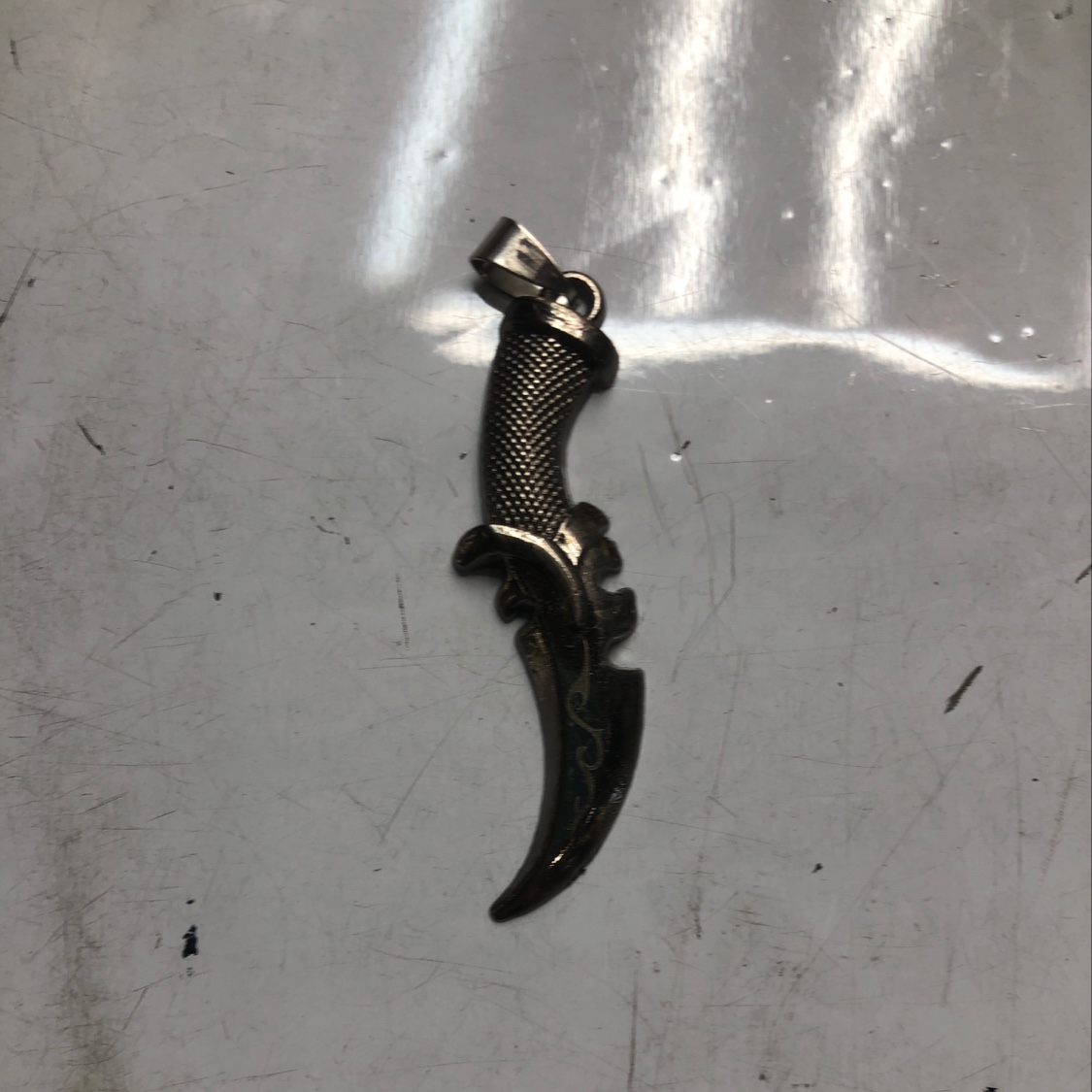 钛钢不褪色男士吊坠小刀银色单面潮流时尚保色