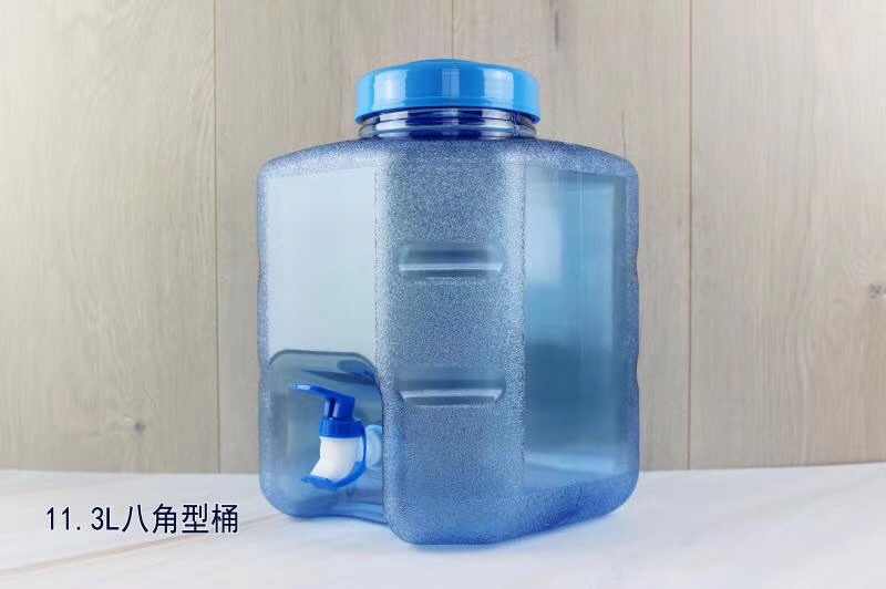 塑料水桶带水龙头水壶大容量水瓶可提手产品图