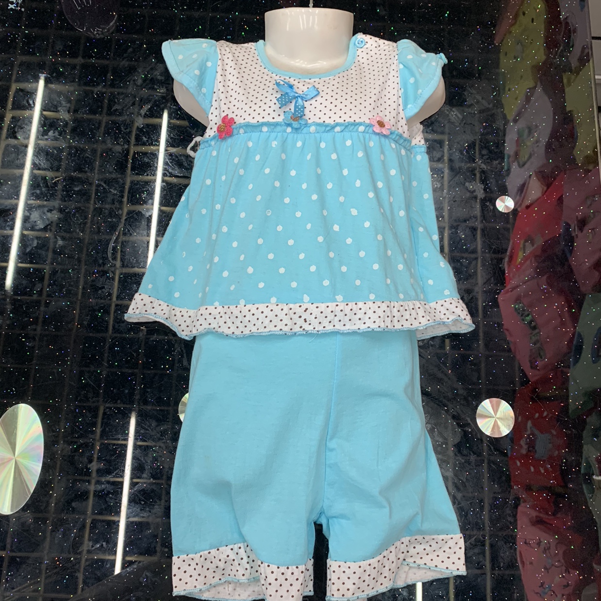 A girl with a bow spot short-sleeved shirt