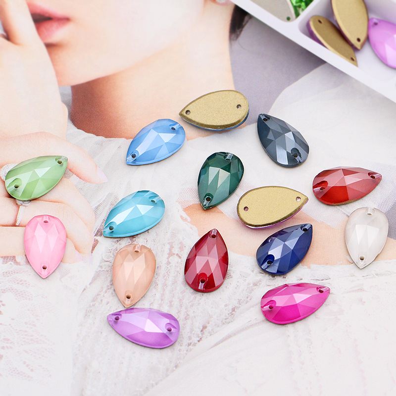 وفي المصنع، تحفر قطرات الماء المصنوعة من الزجاج الفاخر، صندوق شوارزيزيب الأبيض اللامع undefined