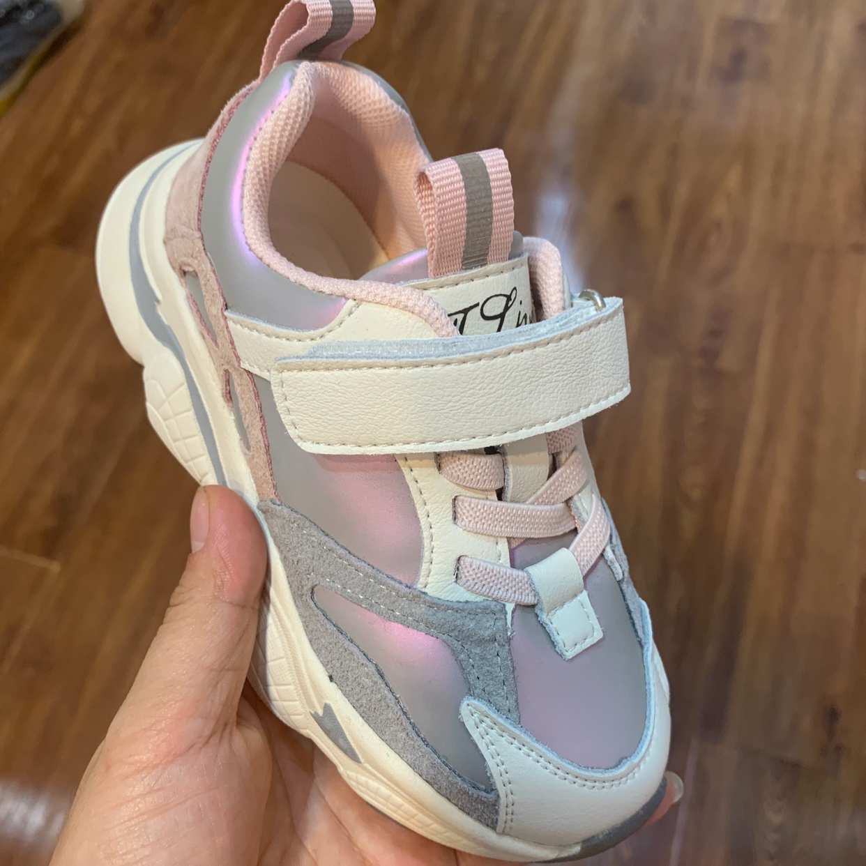 Casual sports shoes with light and comfortable soles thumbnail