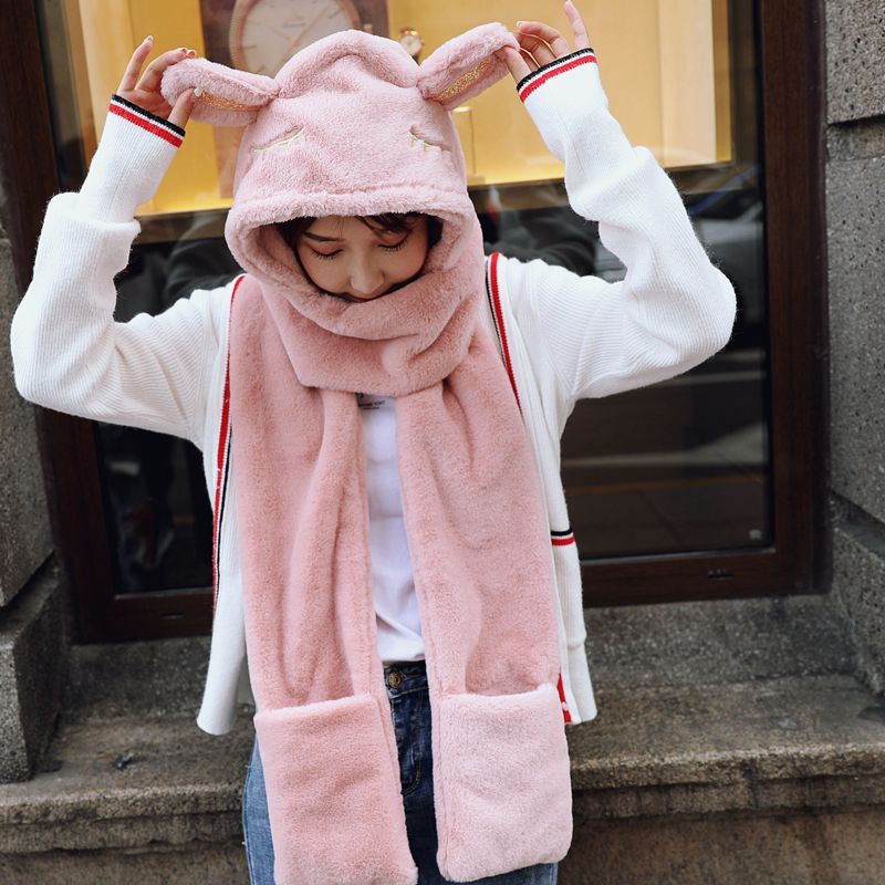 In winter, Korean women are sweet and cute. They wear a three-piece set of hats, scarves and gloves, looking adorable