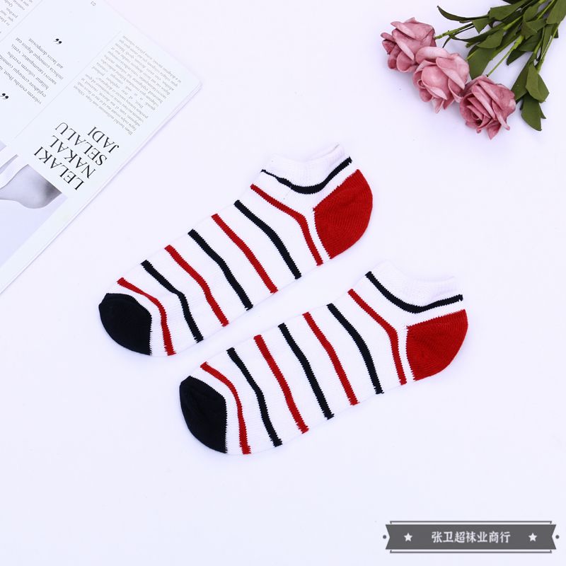 Men's socks decorated with mixed color stripes