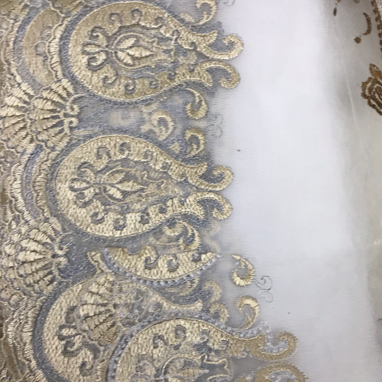 Lace and shaped yarn fabric are adopted
