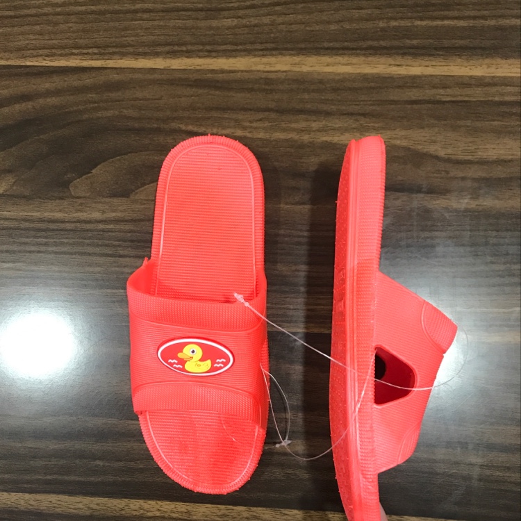 Little yellow duck in women's slippers Specification image
