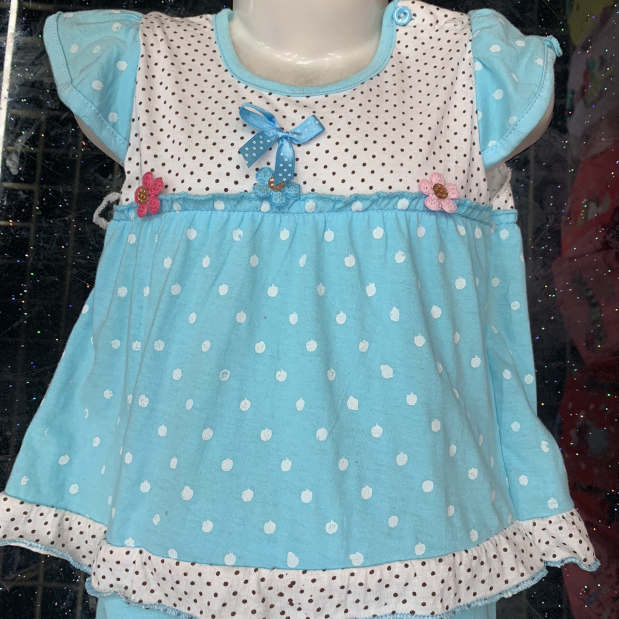 A girl with a bow spot short-sleeved shirt details Picture