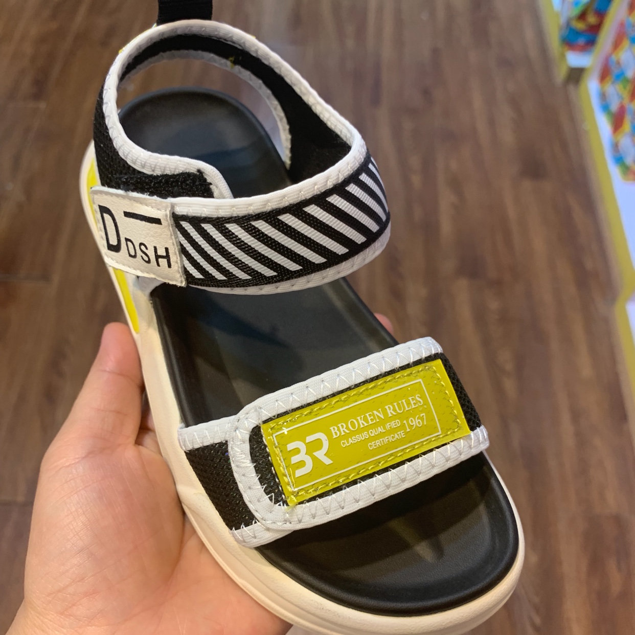 Comfortable sandals with light soles thumbnail