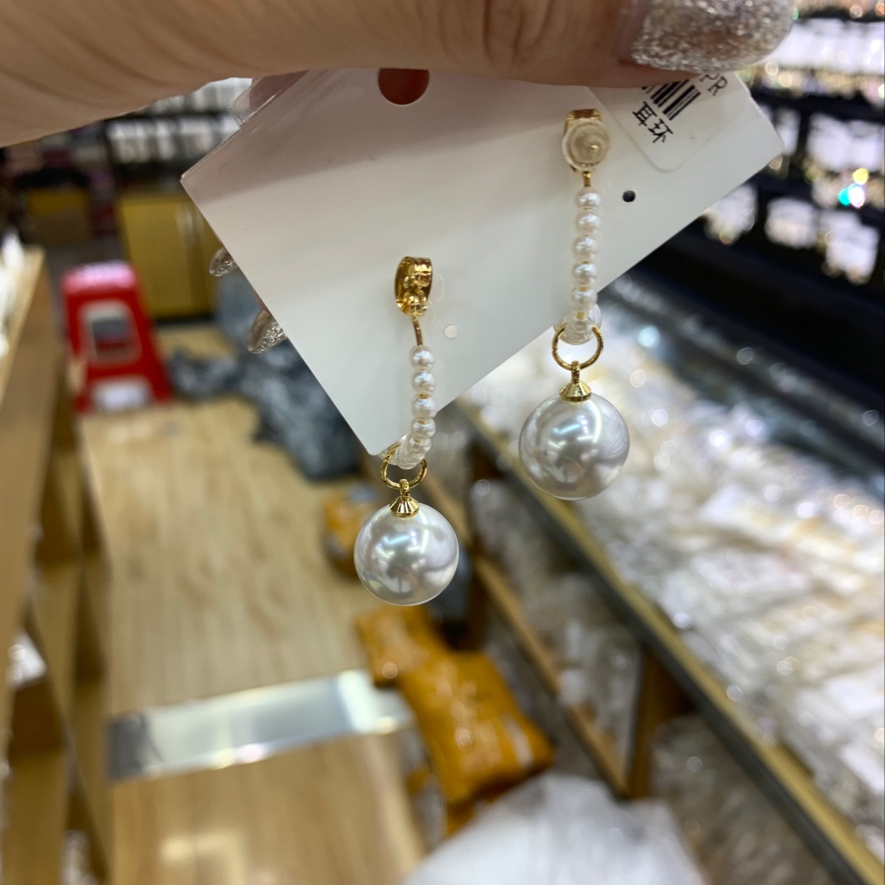 珍珠耳环白底实物图