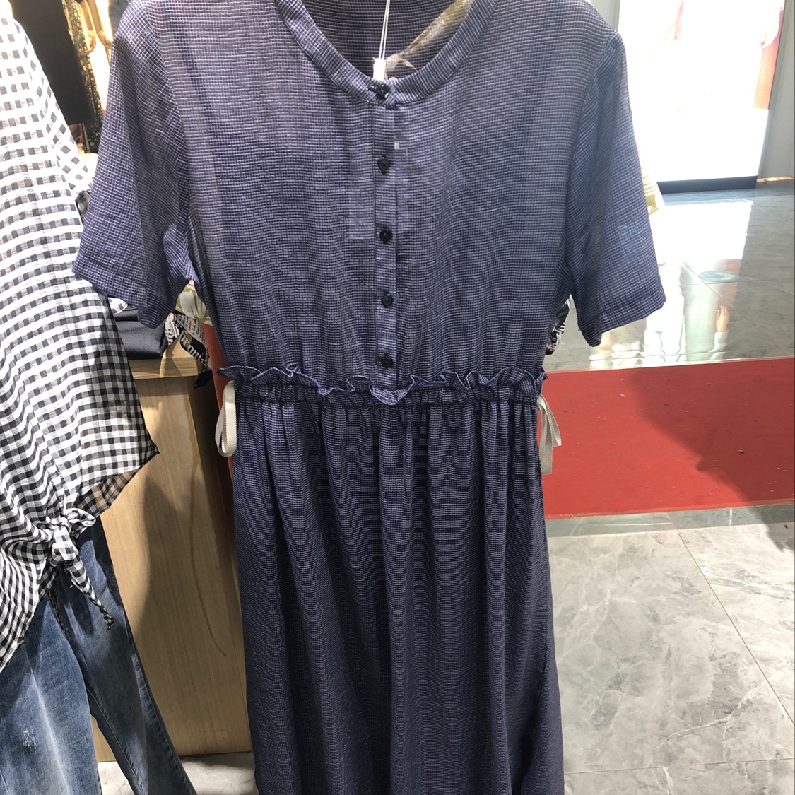 蓝色连衣裙