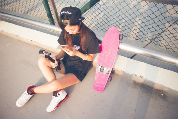 Jiadesheng Factory's direct sales are selling extremely popular children's outdoor sports plastic skateboards, four-wheel skateboards, and small fish boards