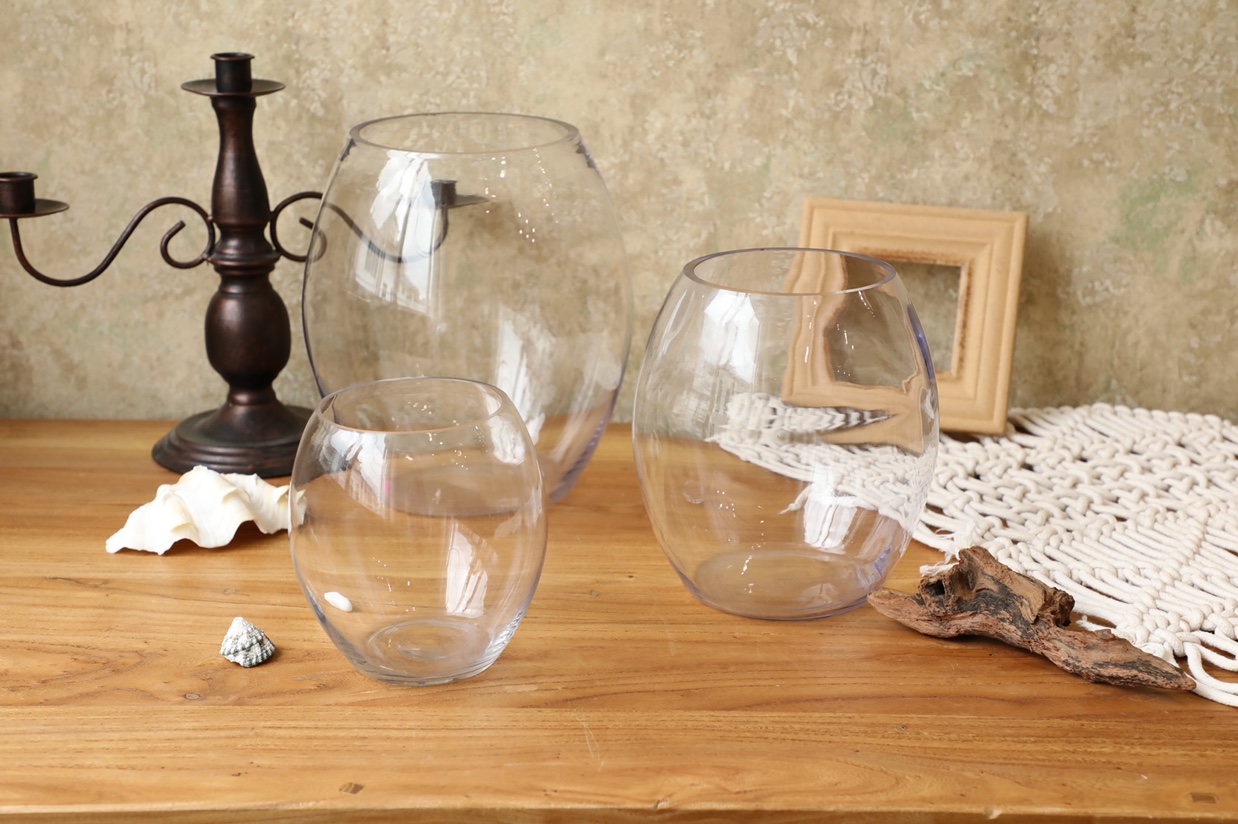 The classic transparent glass vase is modern and simple