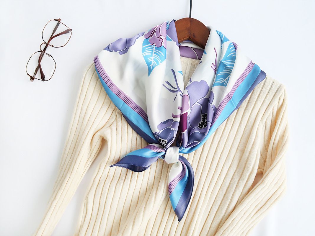 Spring 2020 new fashion printed small square scarves Korean version of decoration warm silk scarves female manufacturers wholesale thumbnail