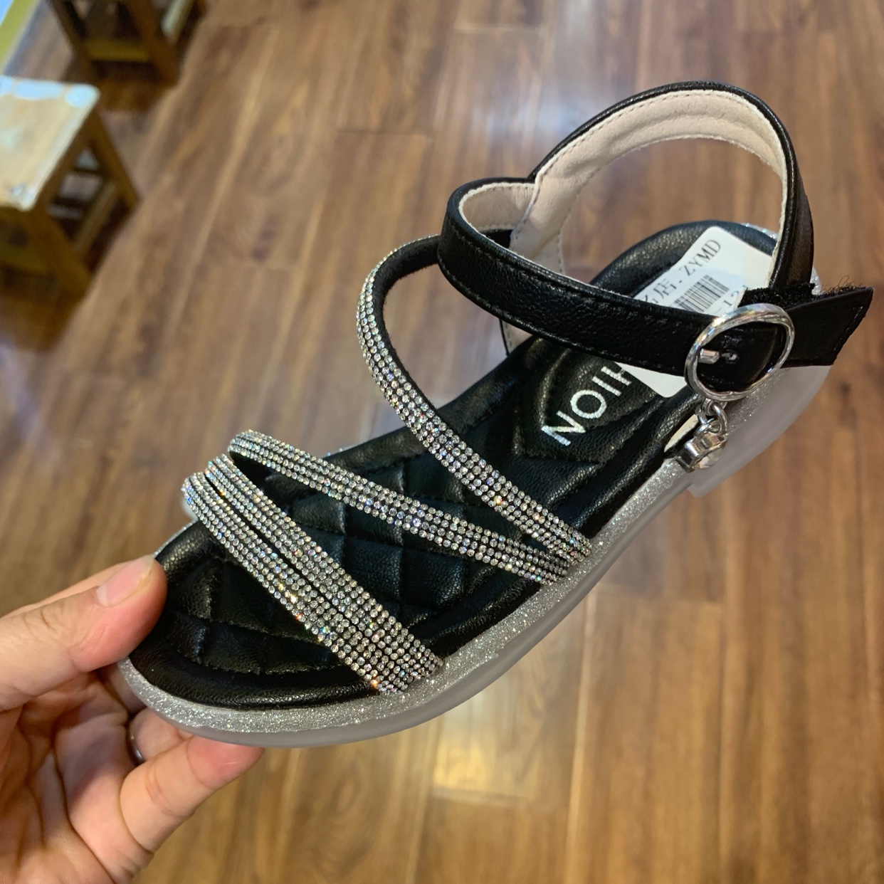 Fashion sandals with diamond thumbnail