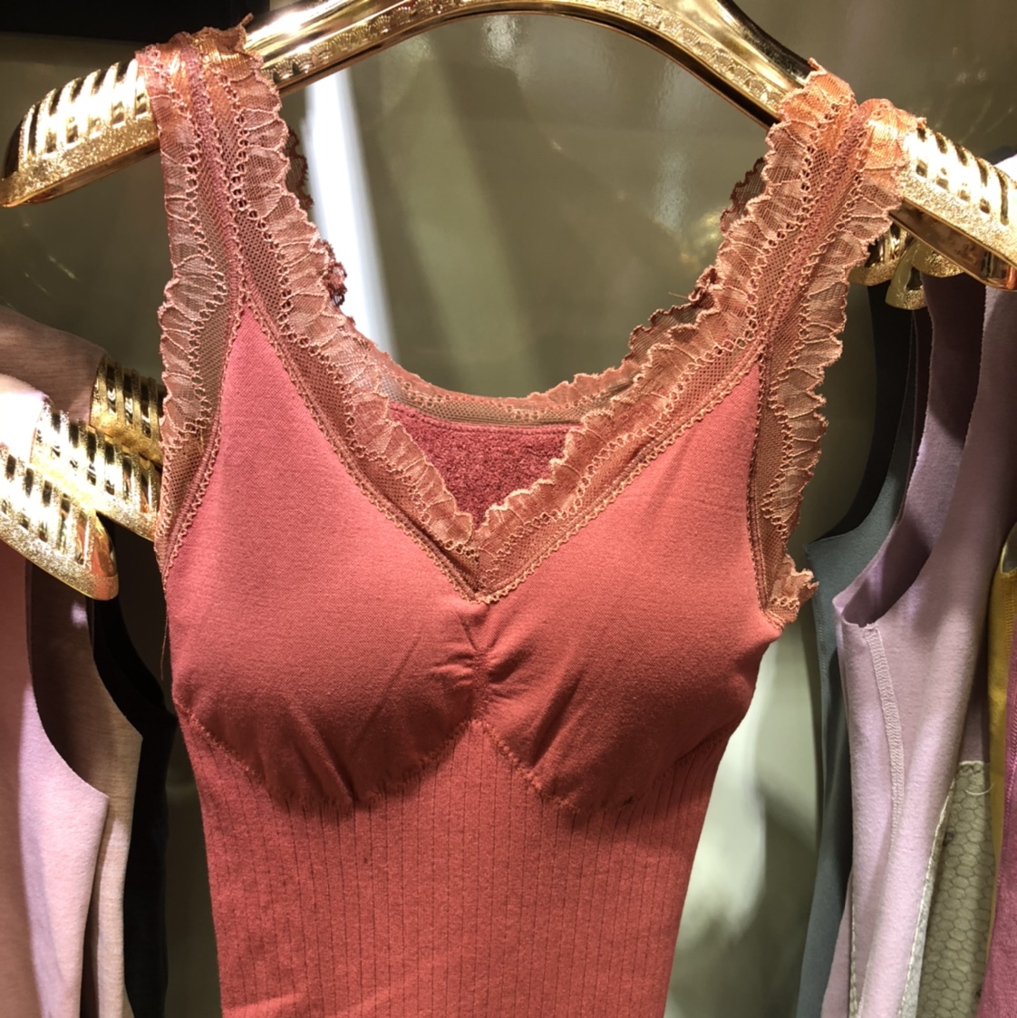 女士美体保暖毛圈加罩杯吊带背心产品图
